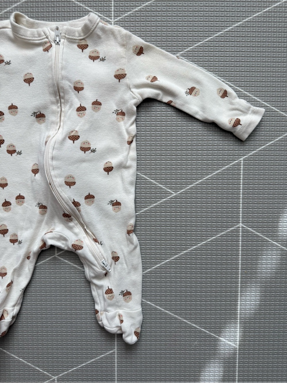 Old Navy|Baby Neutral Acorn-Print Zip Front One-Piece footies pajamas•••0-3M